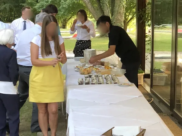 Buffet auf der Terrasse vor der Glasfront des Kovas Balkan Restaurant
