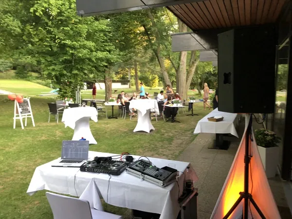 DJ-Technik unter dem Vordach mit Blick auf den Garten am Kovas Balkan Restaurant