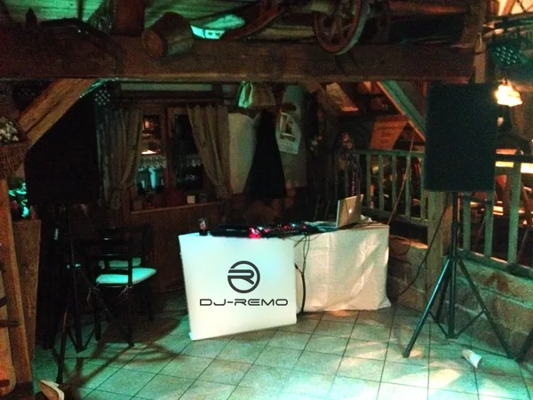 DJ-Pult mit DJ-Remo-Banner und Lautsprechern im Krabba-Nescht