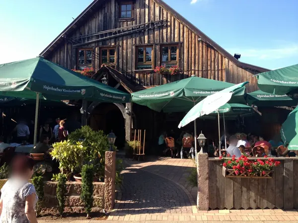 Eingang mit Sonnenschirmen am Gasthaus Krabba-Nescht
