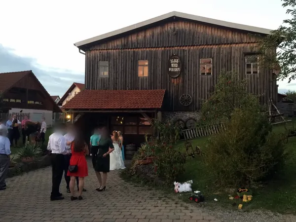 Holzscheune des Krabba-Nescht mit Gästen im Hof