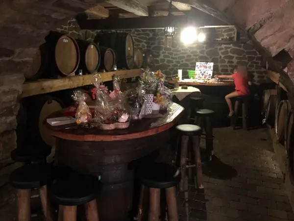 Gewölbekeller mit Fässern und Barhockern im Krabba-Nescht