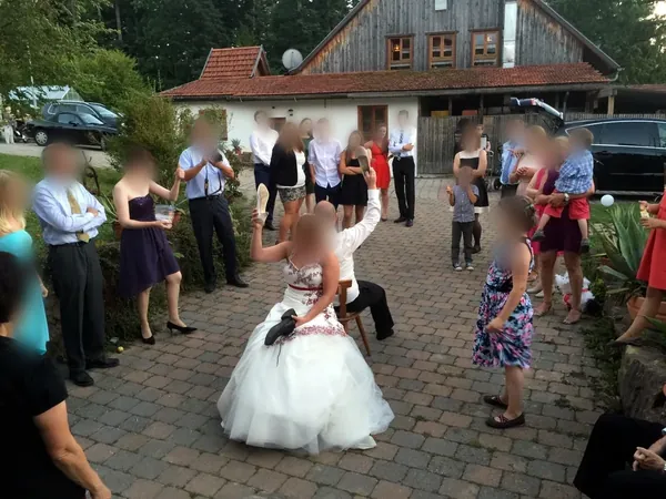 Gäste und Braut im Hof vor dem Krabba-Nescht