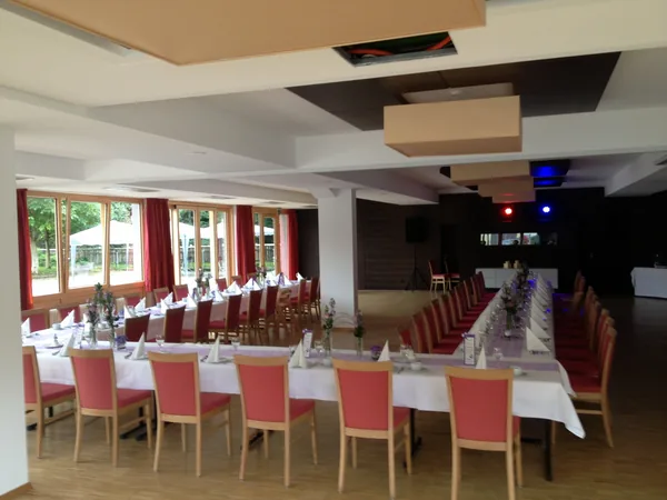 Lange gedeckte Tafel im Saal des Hotel Krone