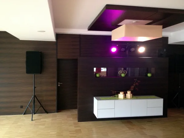 Lautsprecher und Lichttechnik an der Saalwand im Hotel Krone