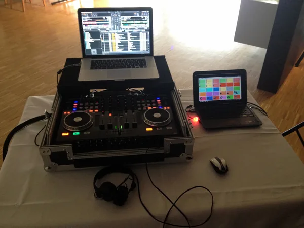 DJ-Controller mit Laptop und Tablet im Hotel Krone