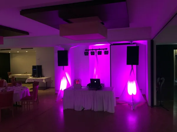 DJ-Pult mit rosa beleuchteten Lichtsäulen im Saal des Hotel Krone