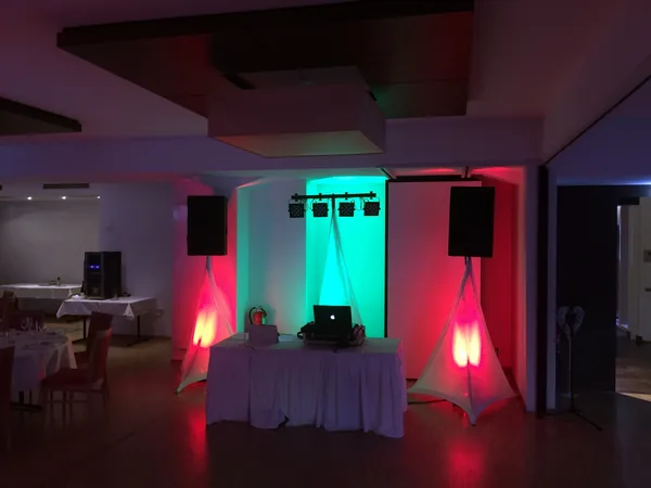 DJ-Pult mit rot-grünem Licht im Saal des Hotel Krone