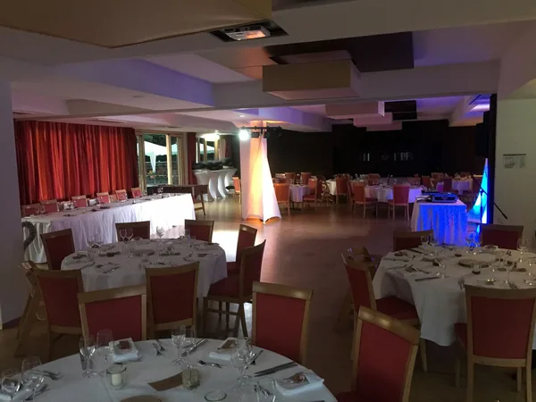 Gedeckte Tische mit blau beleuchteten Lichtsäulen im Hotel Krone