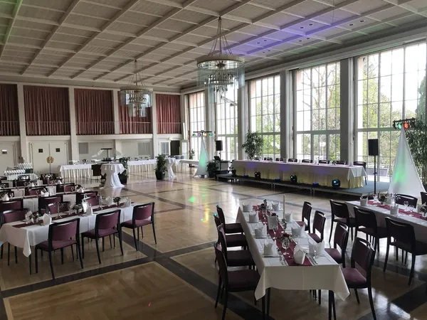 Großer Kursaal mit gedeckten Tafeln und Kronleuchtern im Kurhaus Freudenstadt