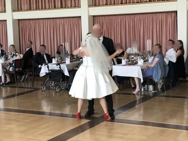 Tanz auf dem Parkett vor gedeckten Tischen im Kurhaus Freudenstadt