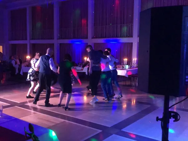 Tanzfläche mit bunten Lichteffekten im Großen Kursaal im Kurhaus Freudenstadt