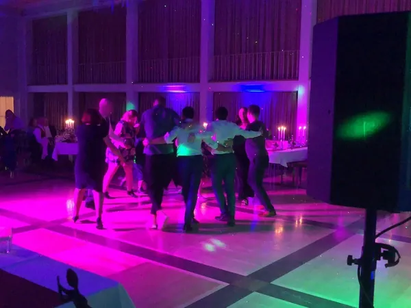 Volle Tanzfläche in pinkem und violettem Licht im Kurhaus Freudenstadt