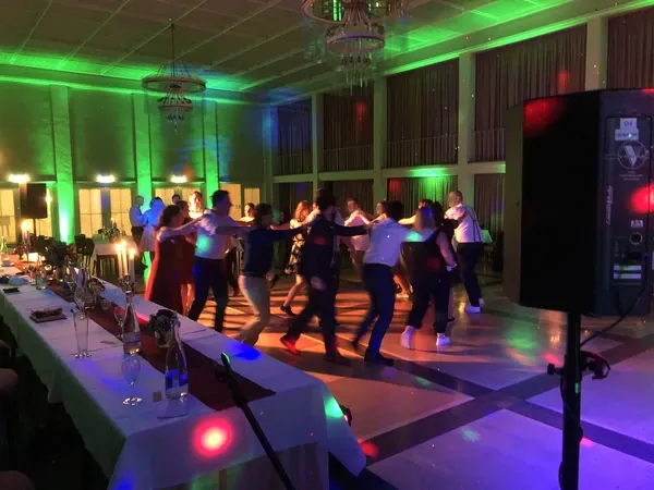 Tanzfläche mit grünem und rotem Partylicht im Kurhaus Freudenstadt