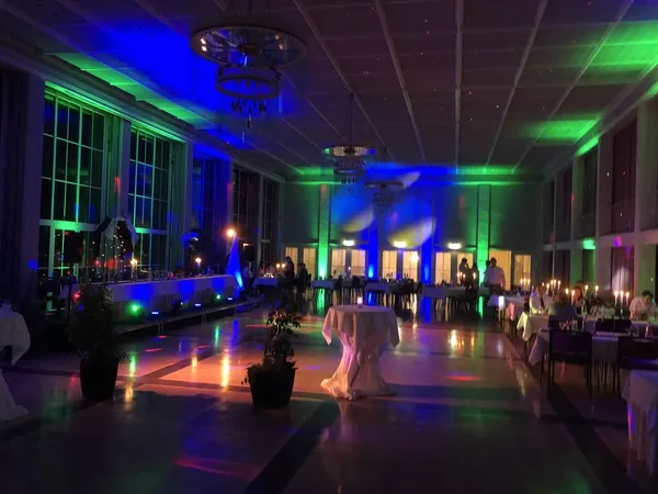Großer Kursaal bei Nacht mit Kerzen und Ambientelicht im Kurhaus Freudenstadt