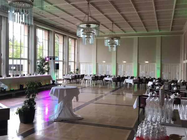 Blick durch den festlich gedeckten Großen Kursaal im Kurhaus Freudenstadt