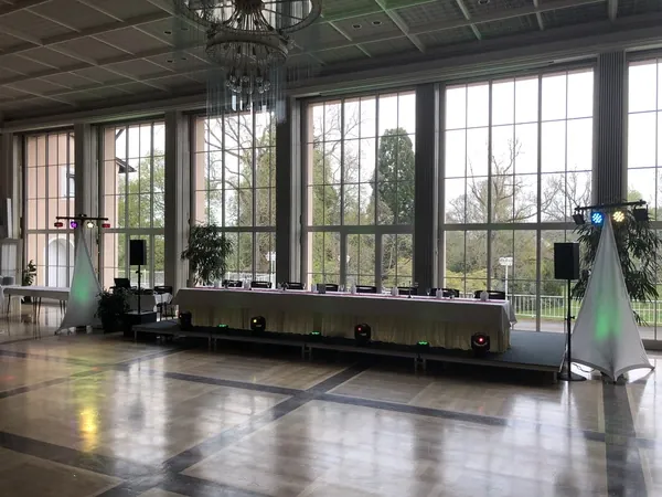 Brauttisch vor der großen Fensterfront im Kurhaus Freudenstadt