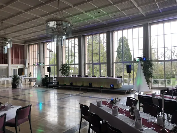 Gedeckte Tafeln und Brauttisch unter Kronleuchtern im Kurhaus Freudenstadt
