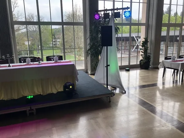 DJ-Technik mit Lichttraverse neben dem Brauttisch im Kurhaus Freudenstadt
