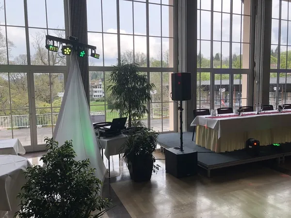 DJ-Platz mit Lautsprechern vor den Fenstern im Kurhaus Freudenstadt