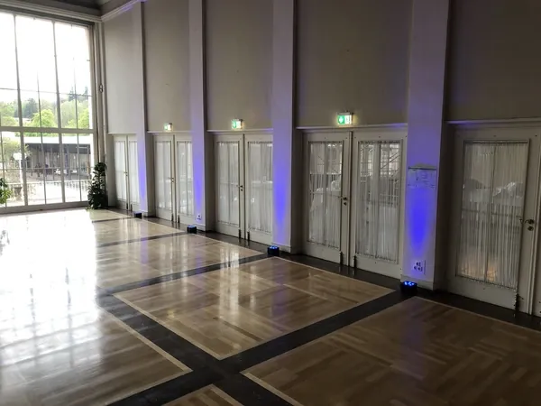 Parkettboden und Saaltüren mit blauem Ambientelicht im Kurhaus Freudenstadt