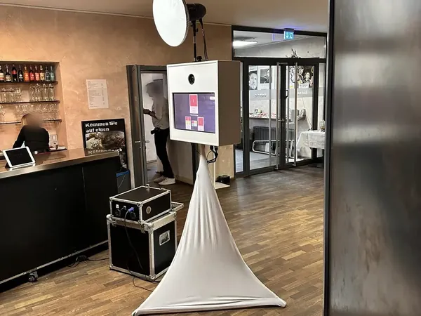 Fotobox neben der Bar im Mauerwerk