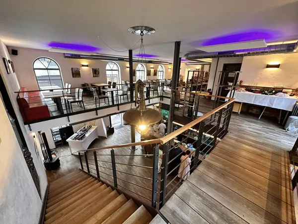 Blick von der Treppe auf Galerie und Saal im Mauerwerk