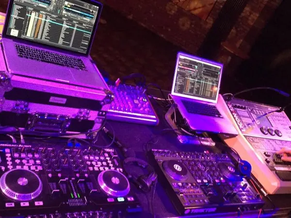 DJ-Equipment mit Laptops und Controllern im Mauerwerk