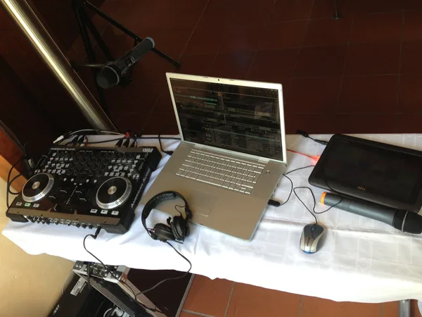 DJ-Controller mit Laptop auf dem Tisch in der Pfrondorfer Mühle