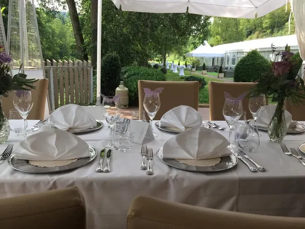 Gedeckter Tisch mit Servietten und Gläsern in der Pfrondorfer Mühle
