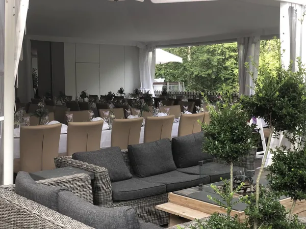 Lounge-Ecke mit Sofa neben den Tischen in der Pfrondorfer Mühle