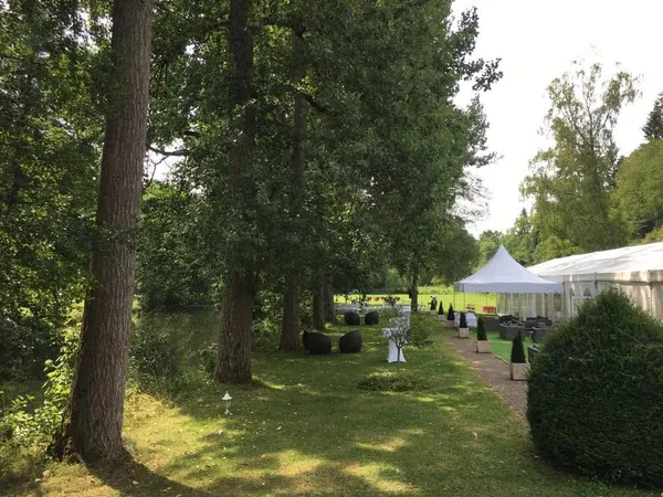 Gartenanlage mit Bäumen und Zelten an der Pfrondorfer Mühle