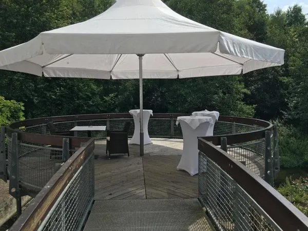 Runde Aussichtsplattform mit Sonnenschirm an der Pfrondorfer Mühle