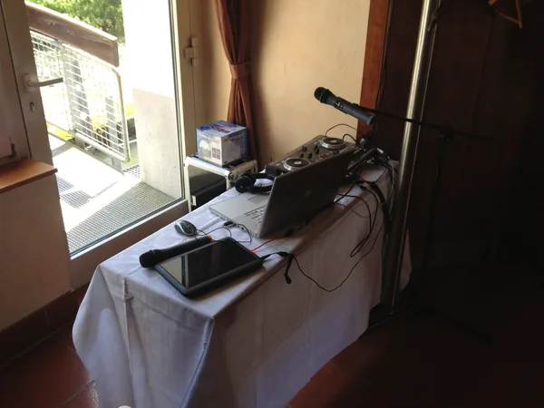 DJ-Platz am Fenster im Gastraum der Pfrondorfer Mühle