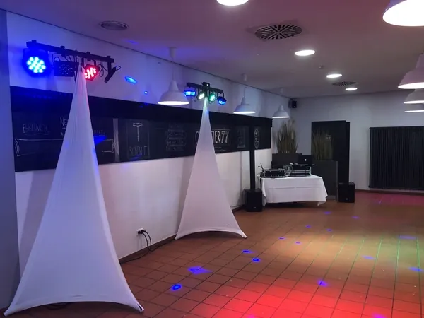 Tanzfläche mit DJ-Lichttechnik und weißen Traversen im Quartier77