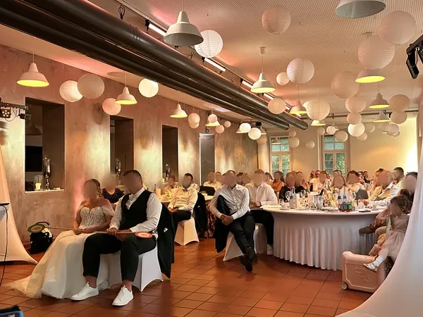 Festsaal mit Lampionhimmel während eines Hochzeitsspiels im Quartier77