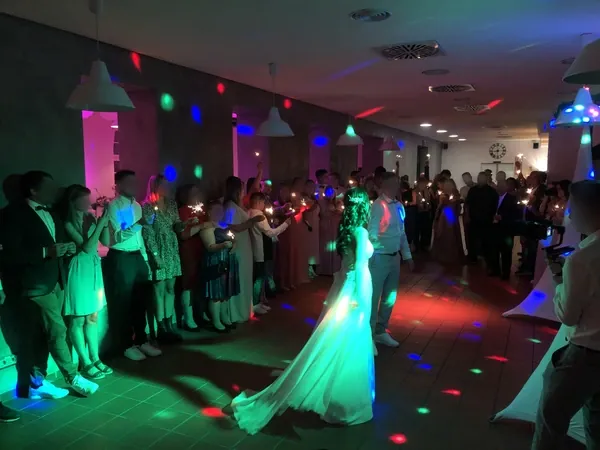 Hochzeitstanz mit Wunderkerzen und bunten Lichteffekten im Quartier77