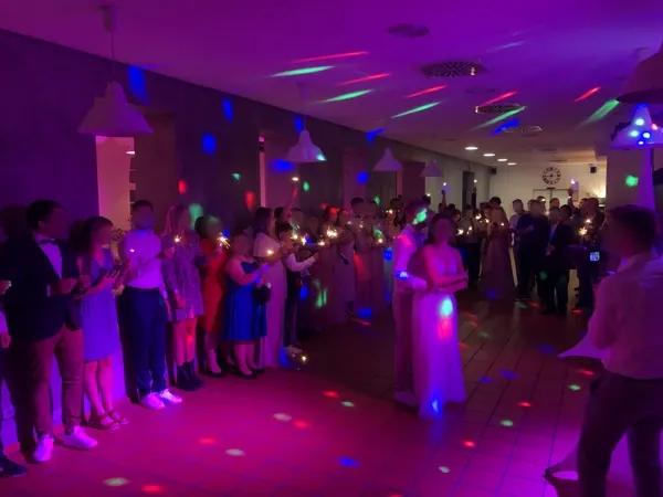 Wunderkerzen-Spalier beim Hochzeitstanz auf der Tanzfläche im Quartier77