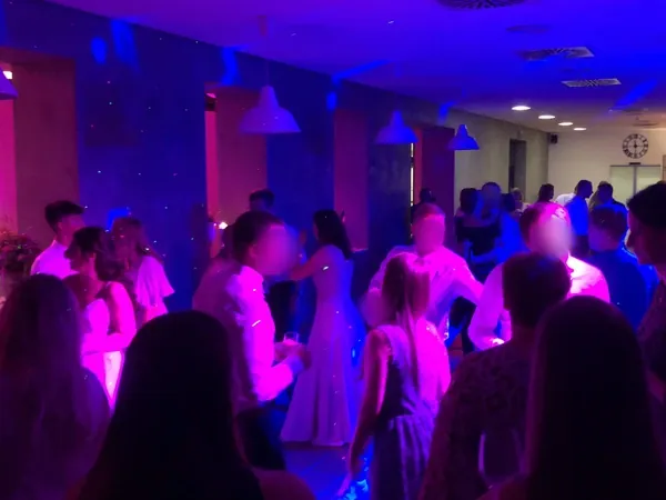 Volle Tanzfläche in blauem und rosa Licht im Quartier77