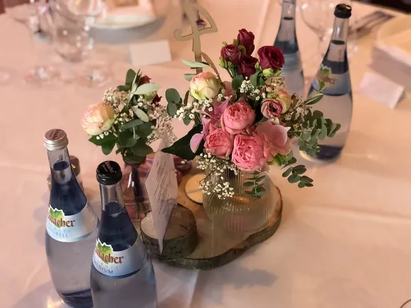 Tischdeko mit rosa Rosen auf einer Baumscheibe im Quartier77