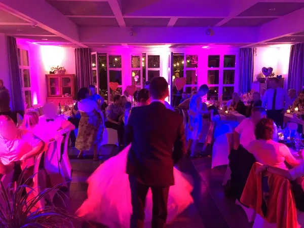 Hochzeitstanz im pink beleuchteten Saal des Römerhof