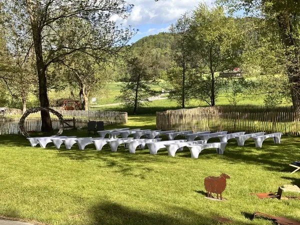 Trauungsbänke unter Bäumen mit Blick ins Grüne an der Rötenmühle