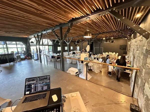 Blick vom DJ-Pult über die Bühne in den Saal der Rötenmühle