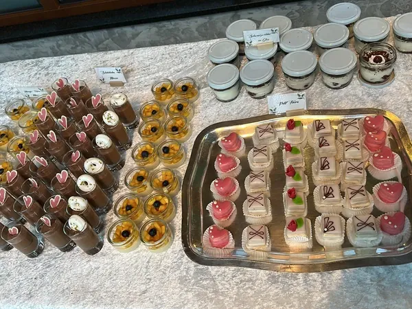 Dessertbuffet mit Törtchen und Gläschen in der Eventscheune der Rötenmühle