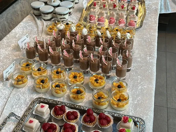 Lange Dessert-Tafel mit Schokofrüchten und Törtchen in der Rötenmühle