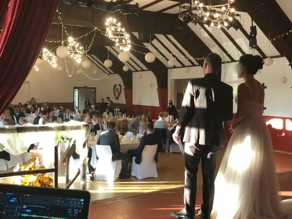Blick vom DJ-Platz in den sonnigen großen Saal im Schlosssaal Bühl