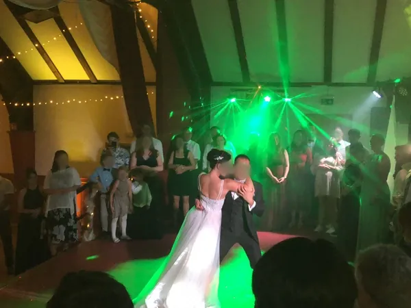 Hochzeitstanz in grünem Licht auf der Tanzfläche im Schlosssaal Bühl