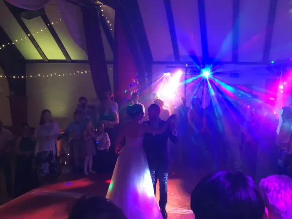 Hochzeitstanz unter bunten Lichteffekten im großen Saal des Schlosssaal Bühl