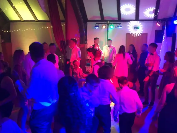 Volle Tanzfläche in Pink und Blau vor der Bühne im Schlosssaal Bühl