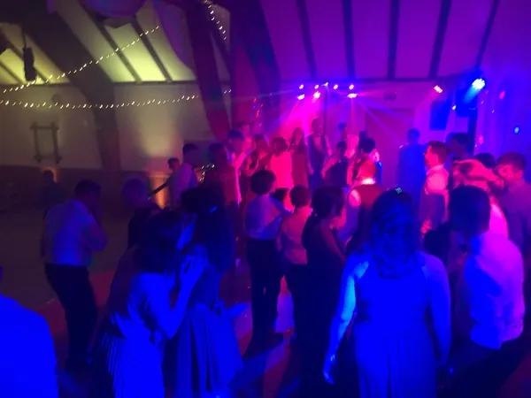 Party in blauem und pinkem Licht im großen Saal des Schlosssaal Bühl